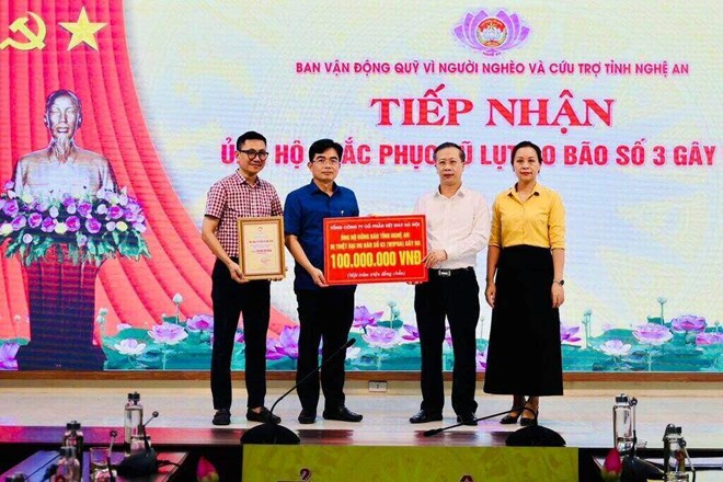 Người lao động hỗ trợ khắc phục lũ lụt do bão số 3 gây ra tại tỉnh Nghệ An