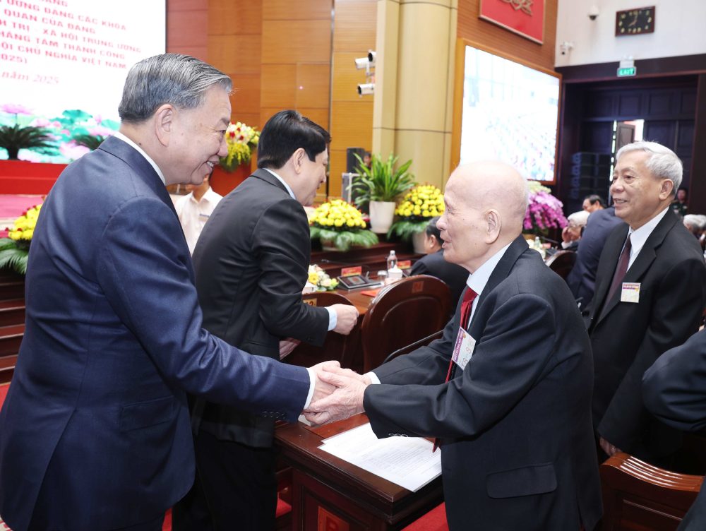 Tổng Bí thư gặp mặt các đại biểu. Ảnh: TTXVN