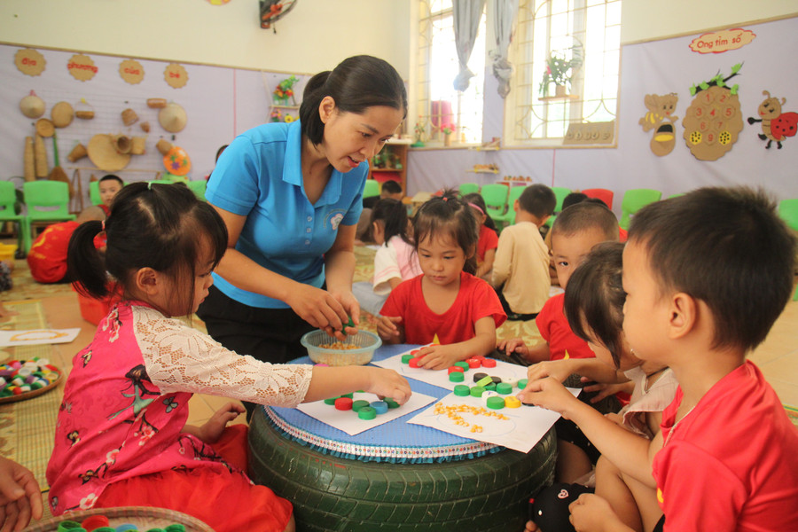 Cô trò trường Mầm non Chăn Nưa, xã Lê Lợi.