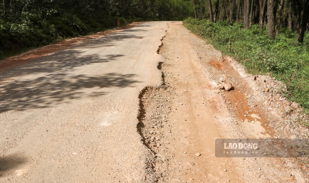 Mặt đường thảm nhựa bị “khới” mất gần một nửa. Ảnh: Nguyễn Luân