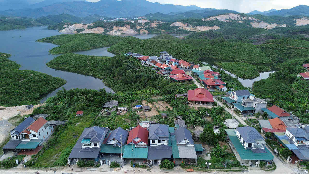 Nhìn từ trên cao, một góc khu tái định cư xóm Nhụn trông như “khu nhà giàu“. Ảnh: Đặng Tình