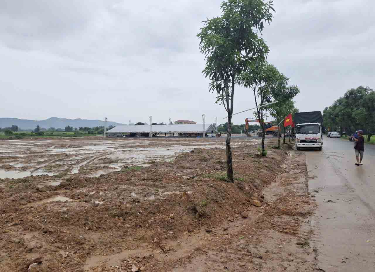 Sân khấu và khu đất sẵn sàng cho lễ khởi công Dự án Khu tái định cư thôn Liên Vinh, phường Hà Huy  Tập. Ảnh: Trần Tuấn.
