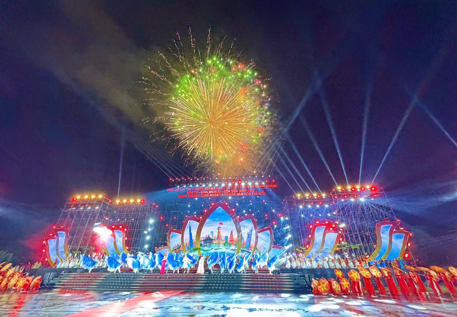 Khép lại chương trình là màn bắn pháo hoa. anh-50.jpg