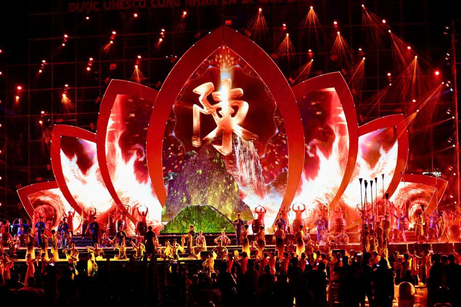 Tại sự kiện, tỉnh Quảng Ninh đã tổ chức chương trình văn nghệ chào mừng với chủ đề "Thanh âm Yên Tử - Di sản ngàn đời" được xây dựng công phu, hoành tráng theo 3 chương: Theo dấu chân Phật Hoàng, Hào khí Trúc lâm - Tinh thần Việt muôn đời; Hào khí vươn mình - khát vọng Việt Nam với sự tham gia của hơn 700 ca sỹ, diễn viên chuyên và không chuyên. anh-4.jpg