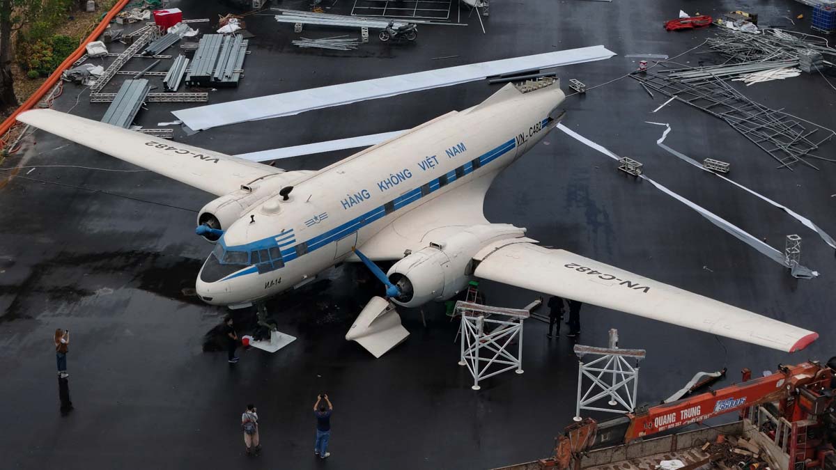 Chiếc máy bay IL-14 từng chở Bác Hồ đã được đưa đến Trung tâm Triển lãm Việt Nam, phục vụ người dân tham quan trong dịp Quốc khánh 2.9. Ảnh: Hải Nguyễn