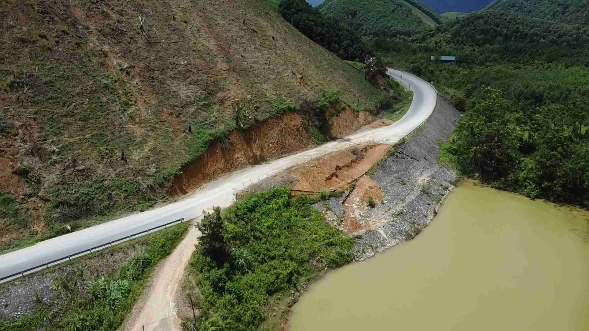 Sau gần 1 năm, khu vực đường bị sạt lở vẫn chưa khắc phục hoàn toàn. Ảnh: Đặng Vũ