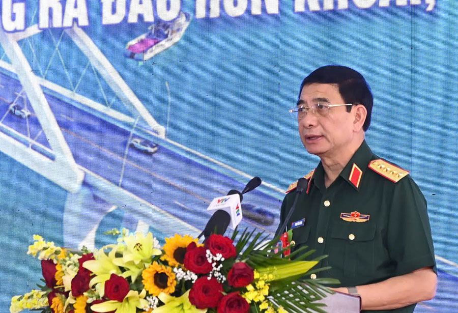 Đại tướng Phan Văn Giang - Ủy viên Bộ Chính trị, Bộ trưởng Bộ Quốc phòng - phát biểu tại lễ khởi công ở điểm cầu Đất Mũi. Ảnh: Nhật Hồ