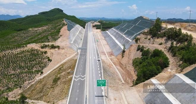 Thông xe cao tốc Vạn Ninh - Cam Lộ