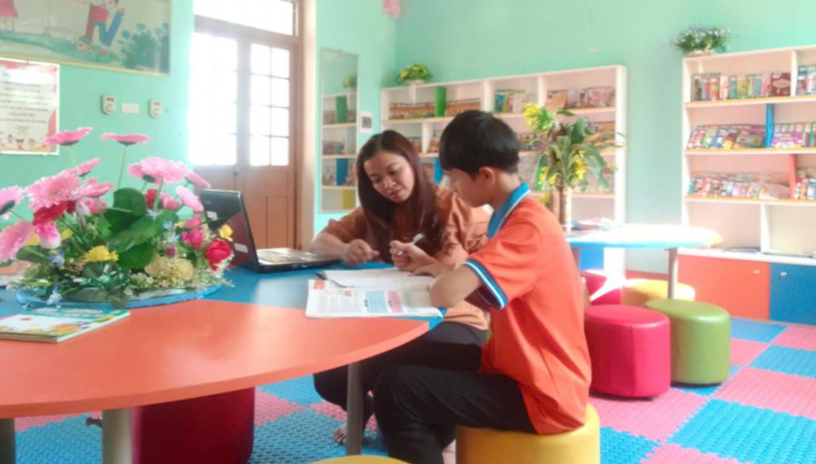 Em Nông Đức Huy – HS Trường PTDTBT TH&THCS Liên Hội đang trao đổi với cô giáo.