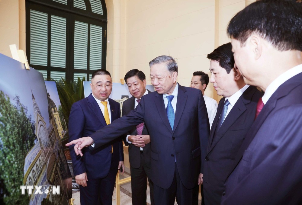 Tổng Bí thư Tô Lâm và Chủ tịch nước Lương Cường tham quan Trụ sở làm việc Cơ quan Chủ tịch nước. Ảnh: Thống Nhất/TTXVN
