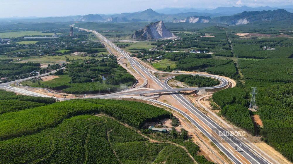 Cao tốc Vạn Ninh - Cam Lộ có tổng vốn đầu tư gần 9.920 tỉ đồng. Ảnh: Công Sáng