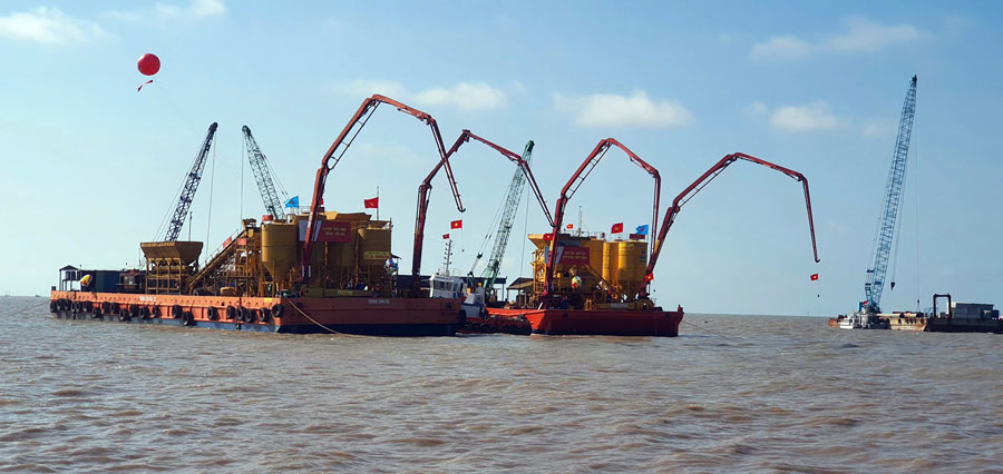 Máy móc, phương tiện tham gia thực hiện nghi thức khởi công. Ảnh: Nhật Hồ