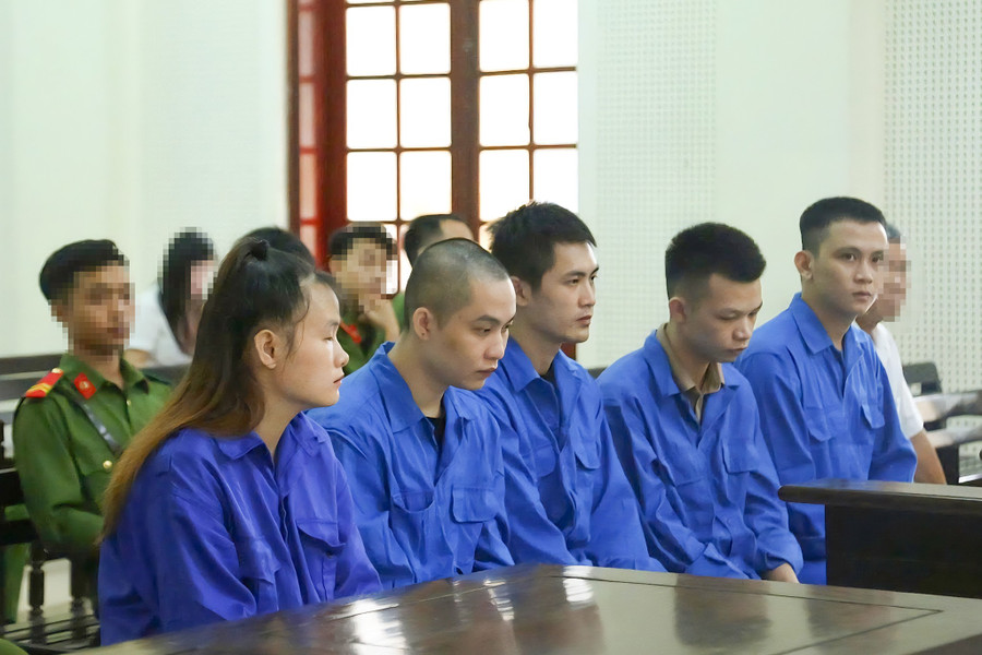 Các bị cáo tại phiên tòa sơ thẩm. xet-xu-nhom-lua-dao-xuyen-bien-gioi-bay-tinh-tinh-vi-1.jpg