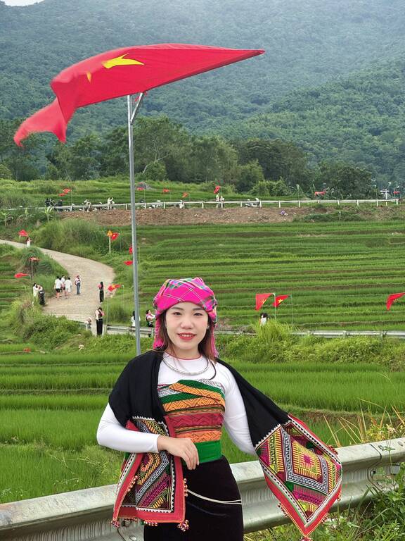 Đông đảo du khách ghé thăm Pù Luông vào mùa lúa. Ảnh: Bùi Khánh Ly