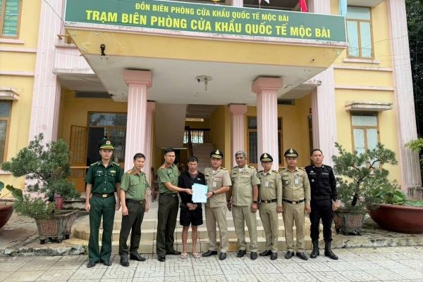 Công an Việt Nam phối hợp với Công an Campuchia bắt giữ đối tượng Nìm Cún Pẩu. doi-tuong-nim-cun-pau-bi-bat-giu3-17555748394351692016507.jpg