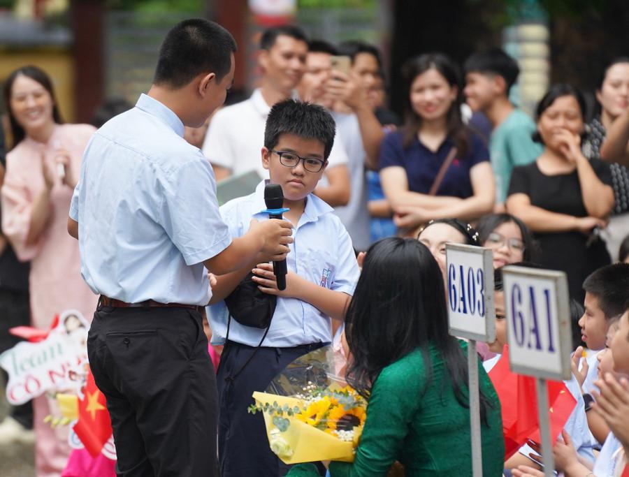Tại buổi chào đón, các em học sinh Khối 6 đã được giao lưu và đặt câu hỏi với những anh chị cựu học sinh trưởng thành từ mái trường THCS Đống Đa. dsc07630-original.jpg