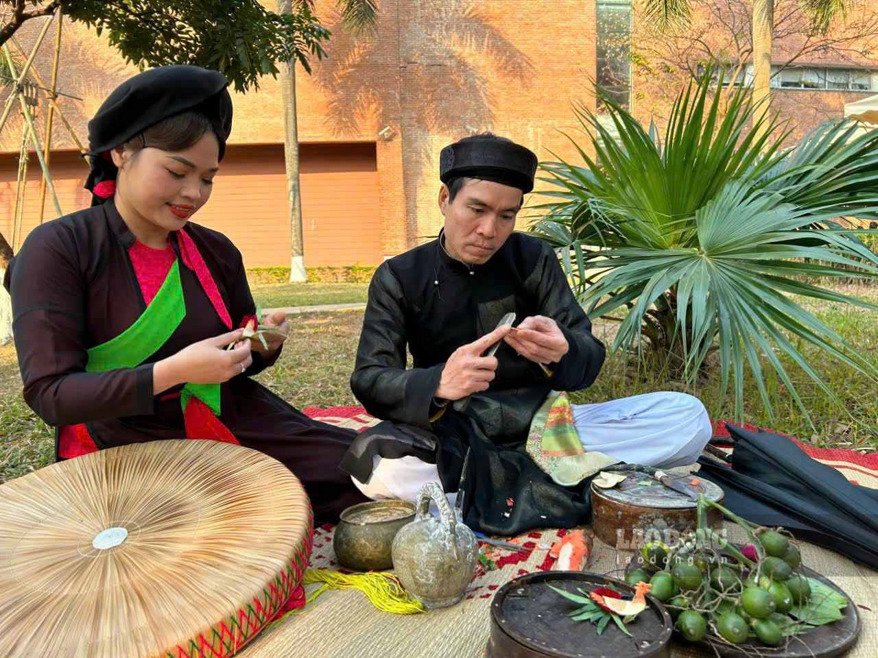 Liền anh, liền chị làng Quan họ cổ Hoài Trung (Bắc Ninh) khéo léo têm trầu cánh phượng. Ảnh: Dương Thắng