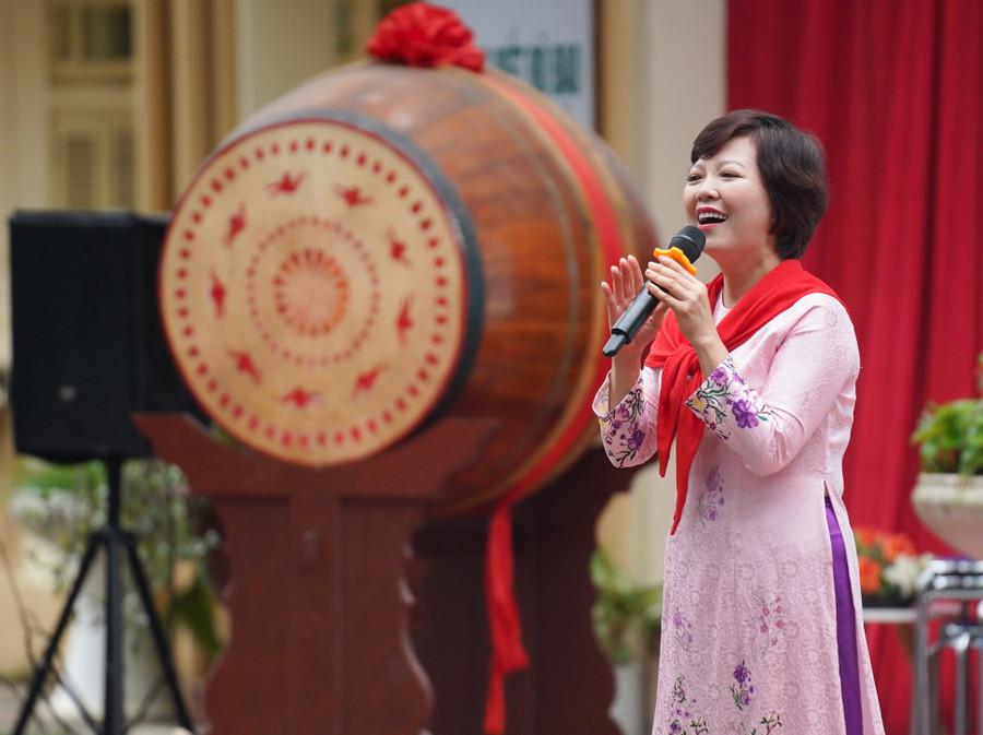 Cô Đào Thị Hồng Hạnh - Hiệu trưởng Trường THCS Đống Đa vui mừng chào đón "đàn con mới" của nhà trường. dsc07590-original.jpg