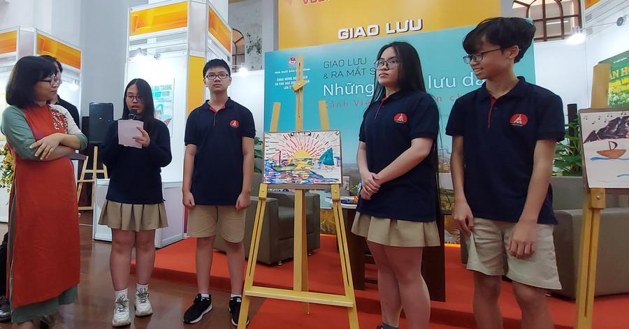 Học sinh Trường THCS - THPT Marie Curie tham gia hoạt động vẽ tranh tại buổi giao lưu và ra mắt sách “Những miền lưu dấu”. Ảnh: Bình Thanh