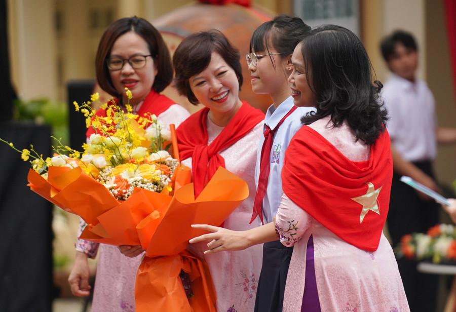 Ban Giám hiệu Trường THCS nhận những bó hoa cảm ơn của các "tân binh". dsc07608-original.jpg