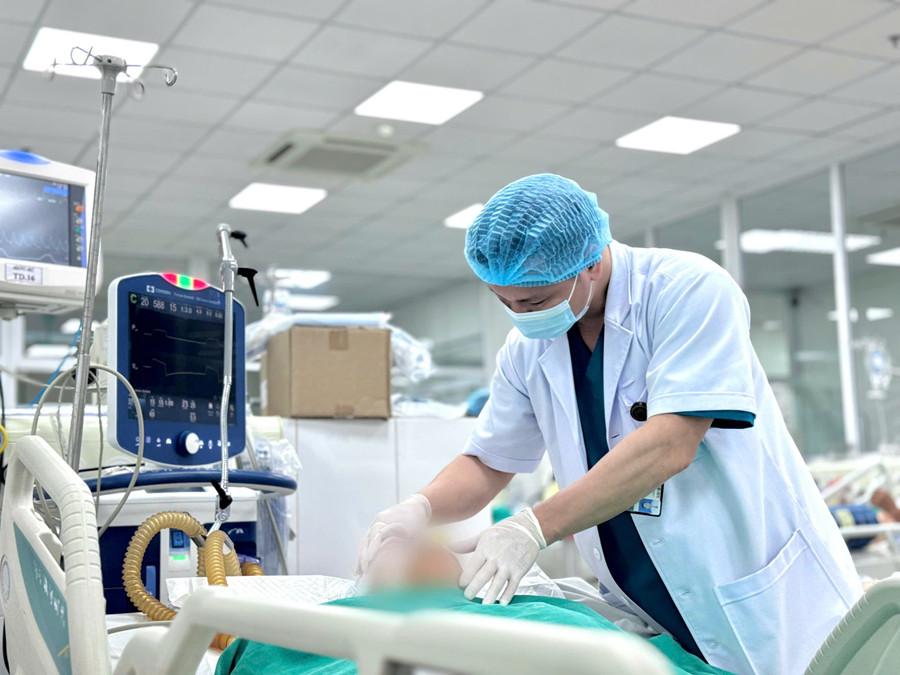 Các bác sĩ đã tiến hành vi phẫu kẹp cổ túi phình động mạch thông trước cho bệnh nhân. Ảnh: BVCC.