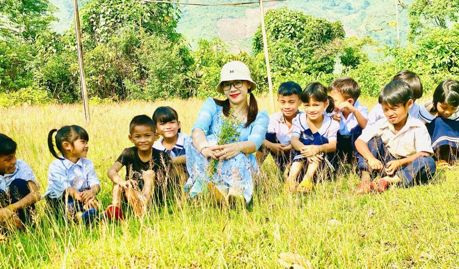 Cô trò Trường Phổ thông Dân tộc bán trú Tiểu học Chu Văn An (Trà Tập, Đà Nẵng). Ảnh: NTCC gian-nan-giu-lop-giu-nguoi-noi-vung-kho-2.jpg