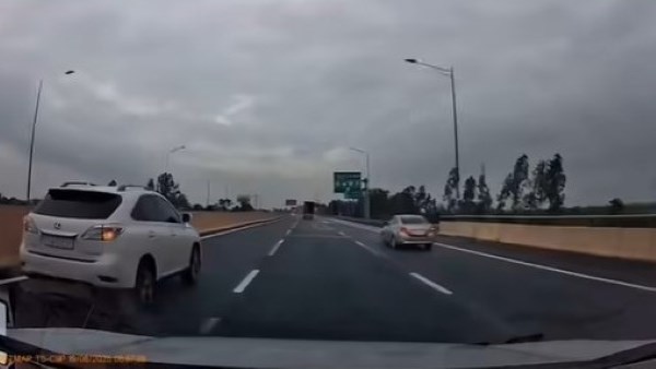 Xử phạt lái xe Lexus vi phạm chuyển làn trên cao tốc Hà Nội - Hải Phòng