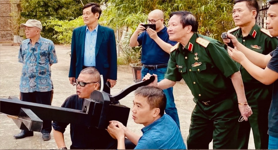 Thượng tướng, Viện sĩ, Tiến sĩ, Anh hùng LLVTND Nguyễn Huy Hiệu; Trung tướng, Giáo sư, Tiến sĩ Nguyễn Đình Chiến; Đại tá, Giáo sư, Tiến sĩ Lê Đình Sỹ; Đại tá, Giáo sư, Tiến sĩ Vũ Tang Bồng; cung thủ Phạm Quang Minh và kỹ sư Vũ Đình Thanh bắn nỏ thần phục dựng.