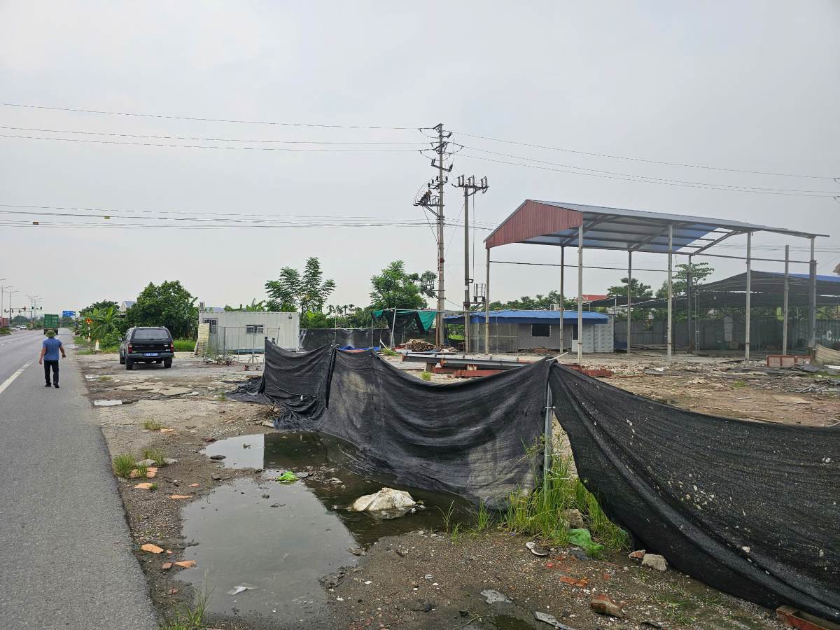 Tái lấn chiếm, vi phạm hàng lang an toàn giao thông đường Nguyễn Trường Tộ qua địa bàn phường An Dương. Ảnh: Cổng TTĐT phường An Dương