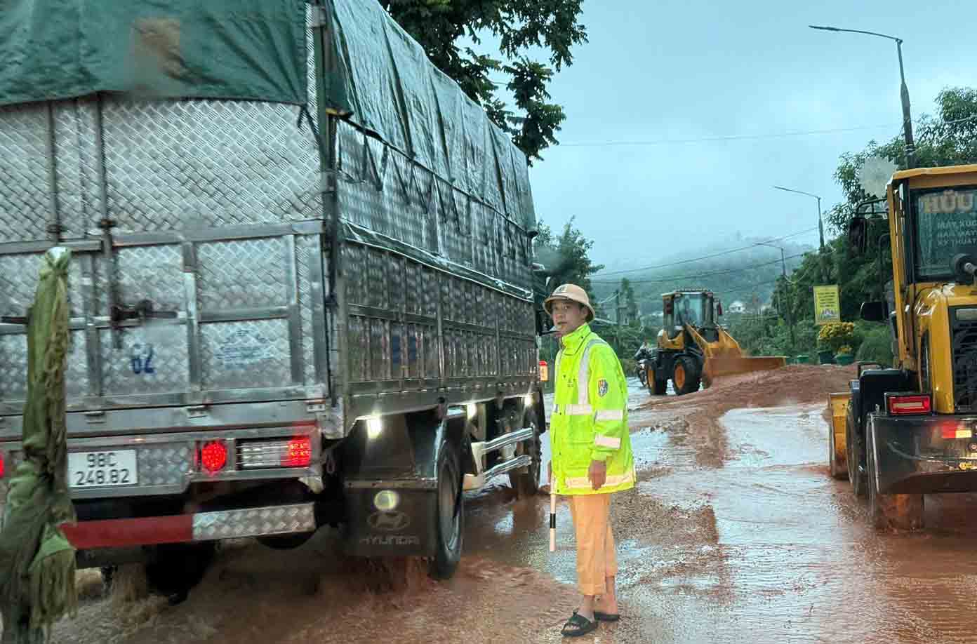 Lực lượng CSGT Công an tỉnh Bắc Ninh điều tiết giao thông tại các địa bàn bị ngập úng. Ảnh: Phòng CSGT Công an tỉnh Bắc Ninh