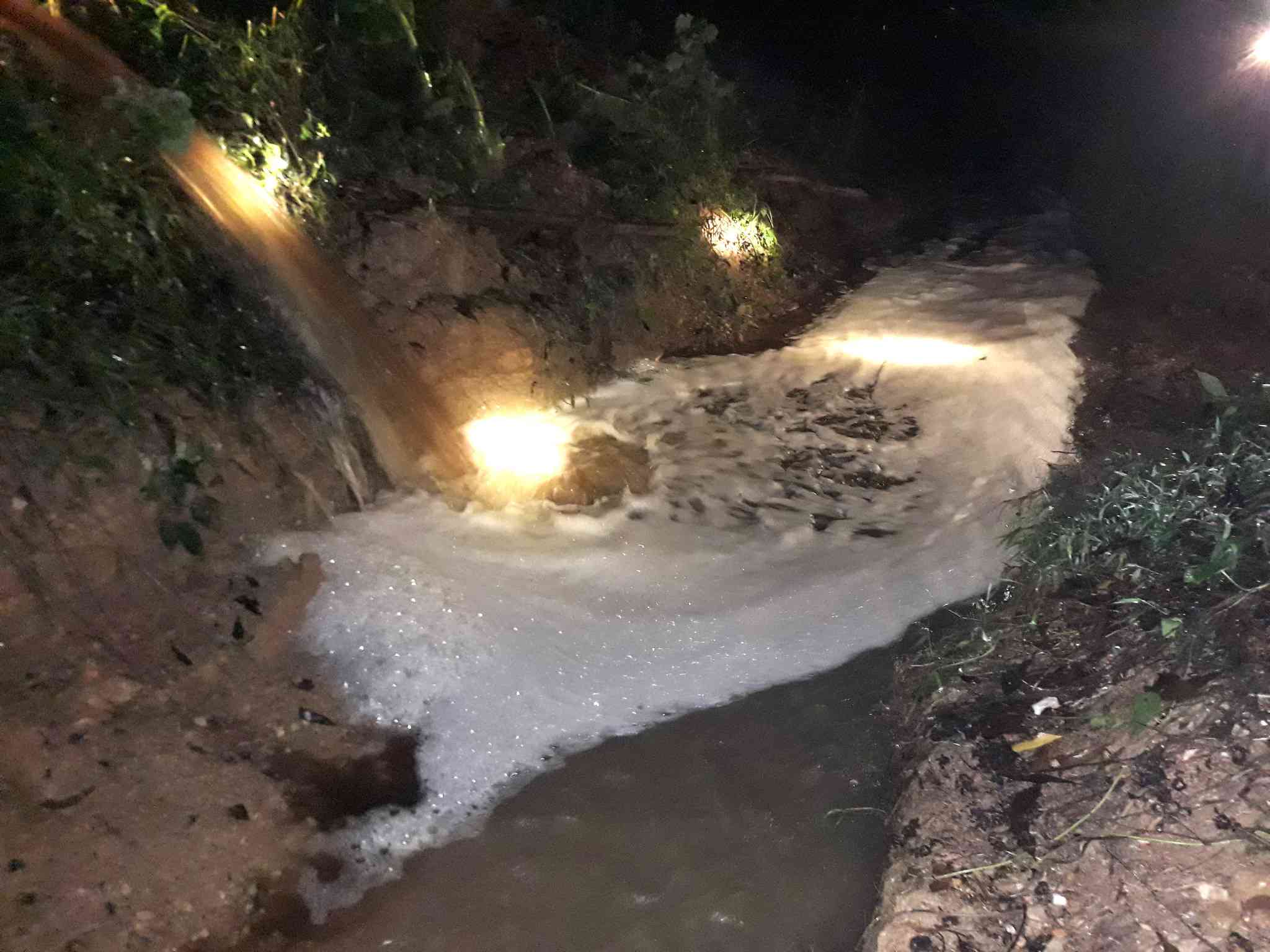 Trại lợn ở xã Nghĩa Lộc (Nghệ An) xả thải trong đêm bị người dân phát hiện, yêu cầu lập biên bản. Ảnh: Hà Thủy