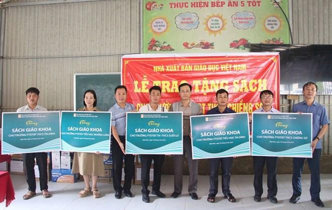 Nhà xuất bản Giáo dục Việt Nam trao tượng trưng các bộ sách giáo khoa cho các trường vùng lũ ở Điện Biên. Ảnh: Thanh Bình