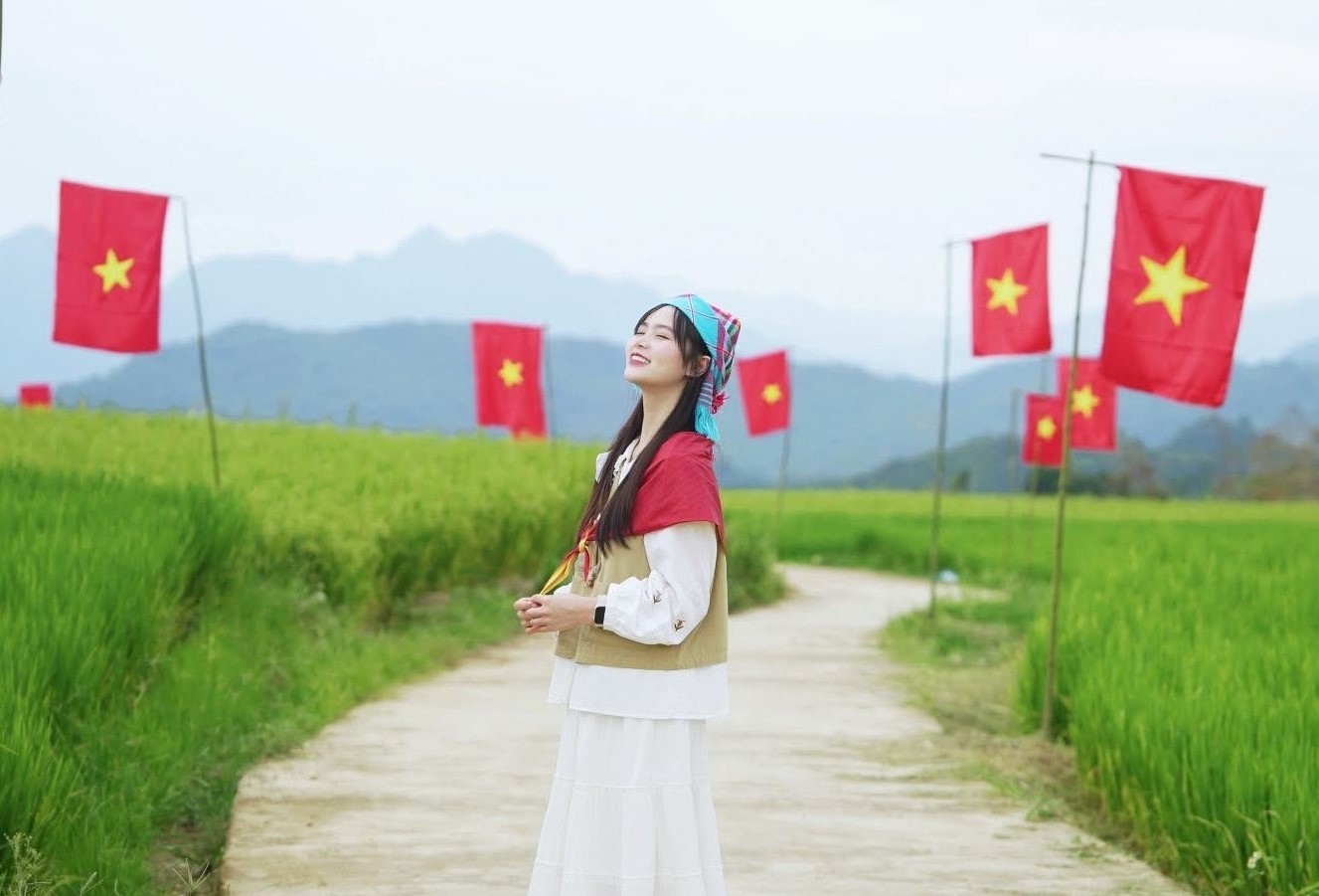 Du khách có thể tự do tới tham quan con đường giữa cánh đồng, dừng chân chụp ảnh với cờ đỏ sao vàng, hoặc ngắm lúa, săn mây. Tuy nhiên, chú ý không nên tự ý đi vào các thửa ruộng làm gãy đổ hư hỏng cây cối của dân, không xả rác bừa bãi. Ảnh: Hà Phương