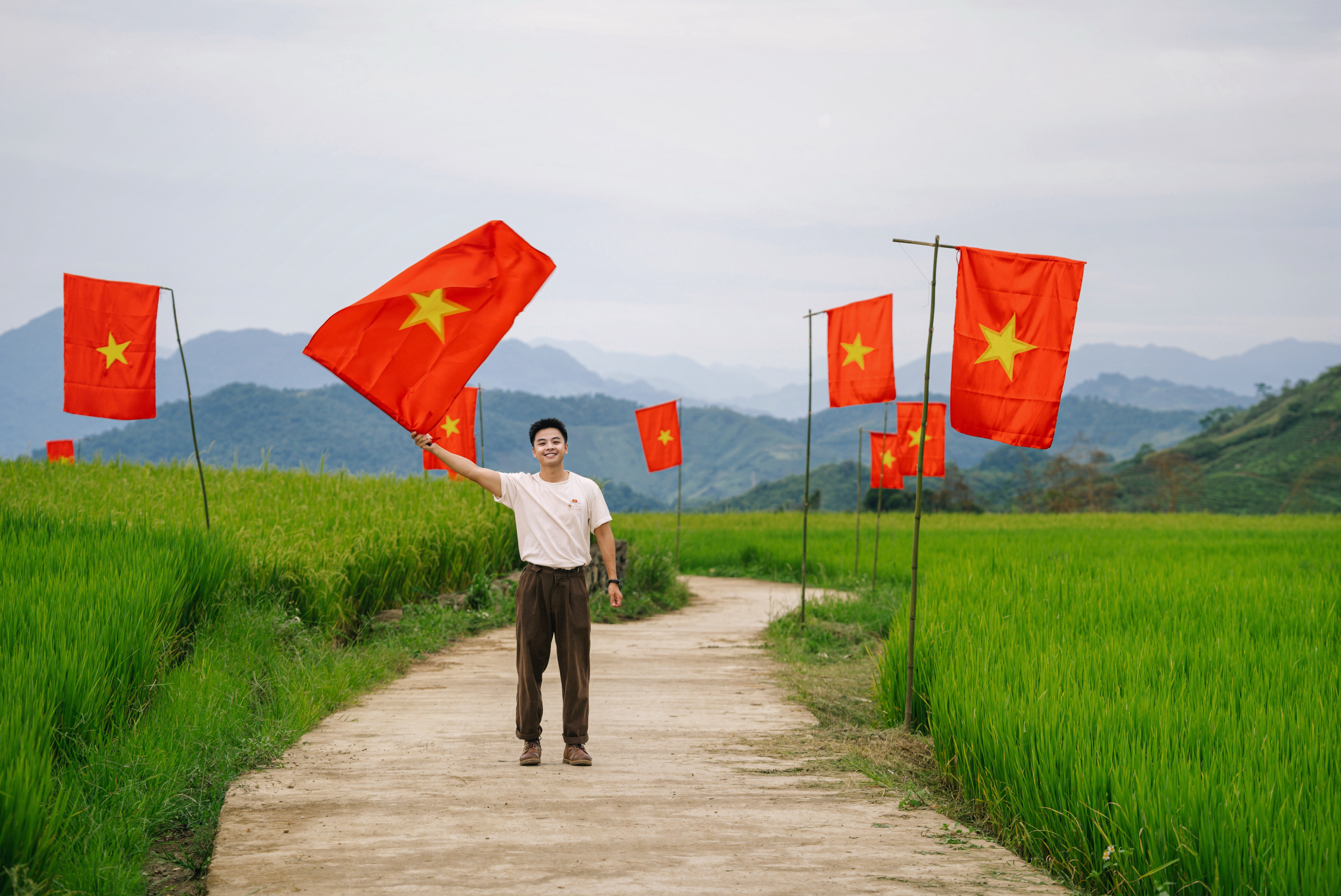Quang Kiên, một người trẻ làm du lịch ở Mộc Châu chia sẻ: Lúa ở bản Suối Lìn đang trổ bông chỉ khoảng một tháng nữa là chín. Ruộng bậc thang ở đây đang vào độ đẹp nhất khi phủ màu xanh mướt rất thuận lợi để chụp một bộ ảnh nổi bật.