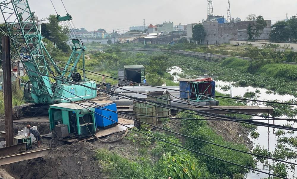 Công nhân ép cọc ven kênh đoạn đi qua phường Bình Hưng Hoà. Ảnh: Anh Tú