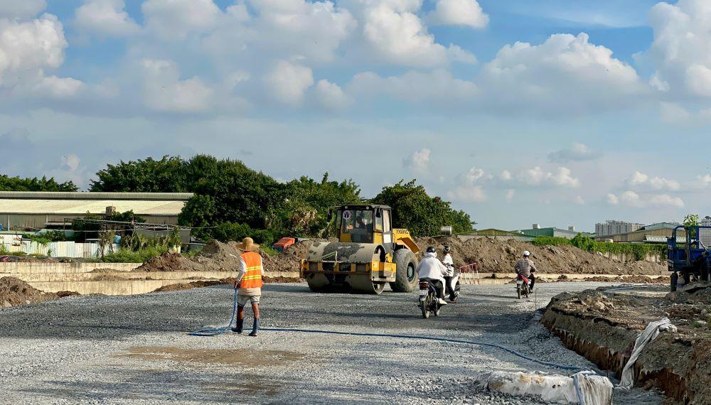 Trên công trường, công nhân cùng máy móc đang gấp rút thi công để kịp hoàn thành theo kế hoạch. Ảnh: Anh Tú