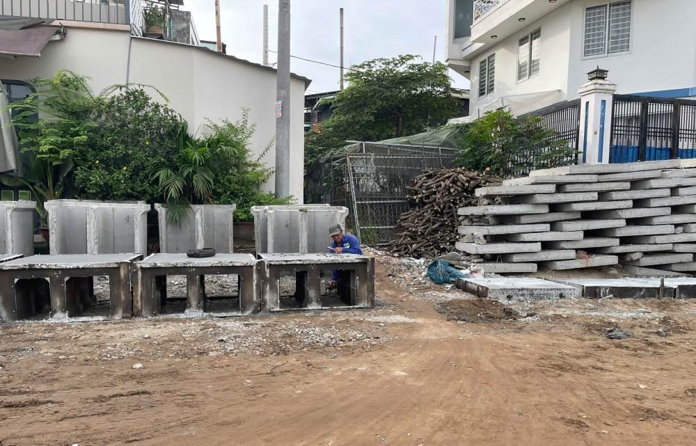 Nguyên vật liệu được tập kết trên đoạn ven kênh gần phía đường Bình Long. Ảnh: Anh Tú