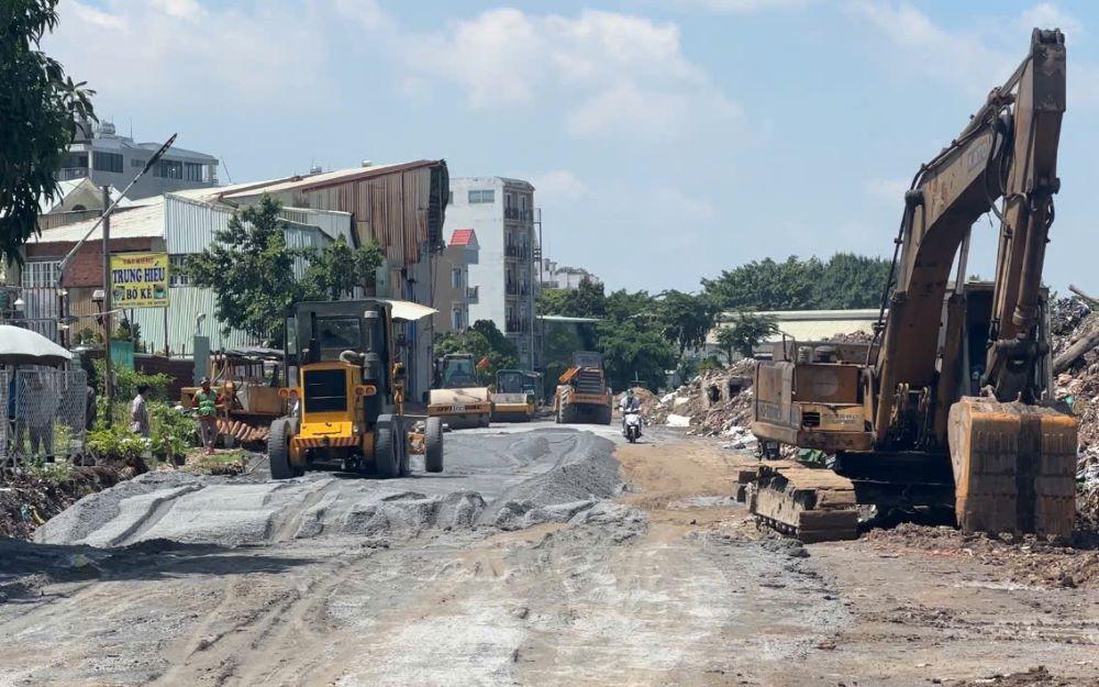 Ghi nhận vào ngày 22.8 tại khu vực gần cầu Chợ Cầu, các công nhân cùng máy móc đang tất bật thi công. Ảnh: Ngọc Ánh