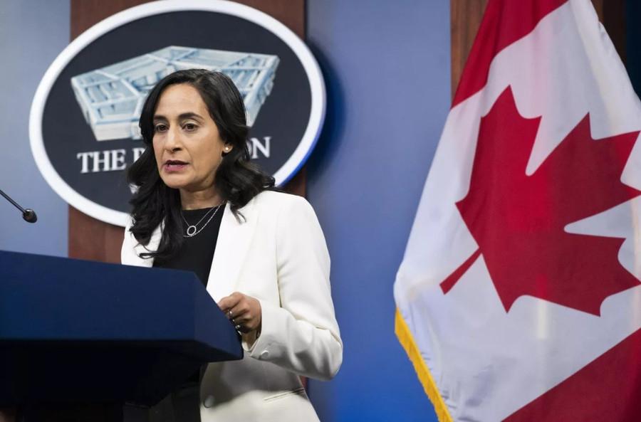 Bộ trưởng Giao thông Vận tải Canada Anita Anand phát biểu tại một cuộc họp báo ở Lầu Năm Góc.