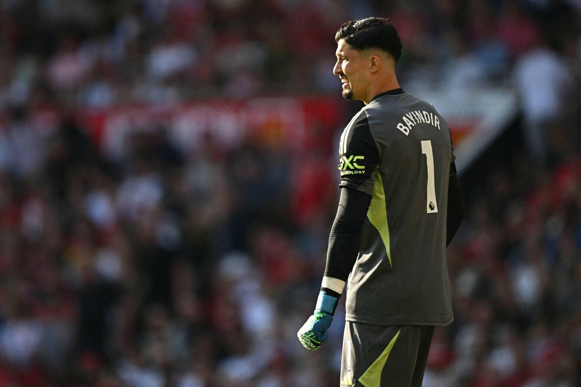 Bayindir để lộ rõ điểm yếu trong các tình huống cố định.  Ảnh: AFP