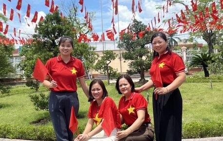 Người lao động tại Công ty Cổ phần May và Dịch vụ Hưng Long check-in cùng cờ đỏ sao vàng tại Hưng Yên. Ảnh: Công ty Cổ phần May và Dịch vụ Hưng Long