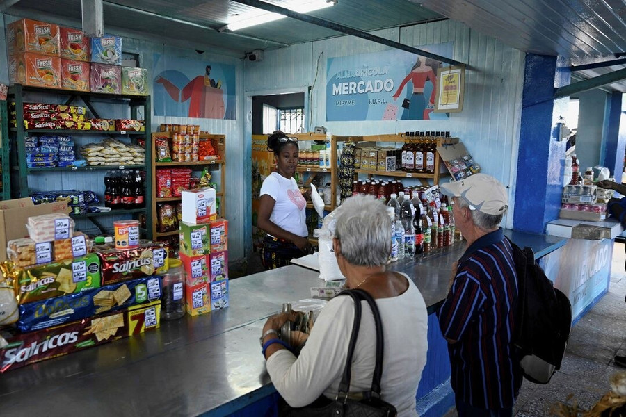 Khách hàng mua bột mì tại một cửa hàng ở Havana, Cuba. Ảnh: REUTERS cuba-khu-vuc-tu-nhan-lan-dau-vuot-nha-nuoc-ve-ban-le-5.jpg