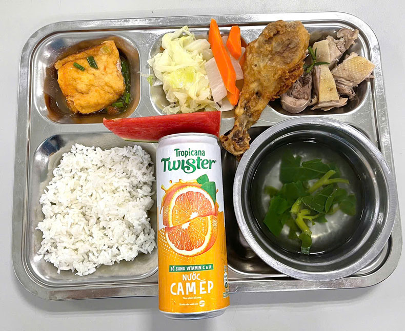 Cận cảnh suất ăn dành cho công nhân, lao động Phú Thọ. Ảnh: An Vi