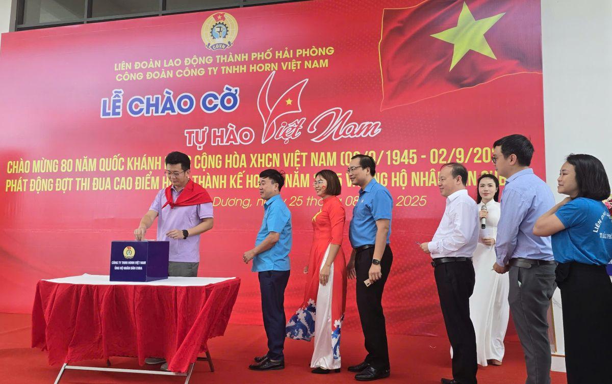 Lãnh đạo, đoàn viên, người lao động tham gia quyên góp ủng hộ nhân dân Cuba. Ảnh: Mai Dung
