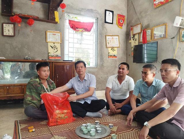 Lãnh đạo xã Toàn Thắng thăm hỏi, động viên anh Bùi Anh Thơ - người bị chấn thương khi đi xử lý xác lợn trôi nổi trên suối. Ảnh: UBND xã Toàn Thắng