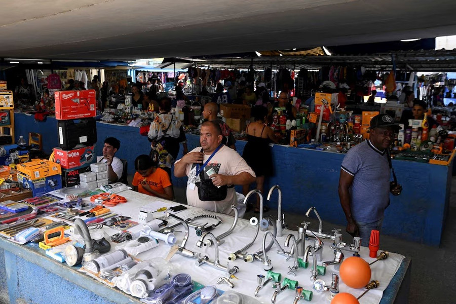 Một người bán hàng đang chờ khách tại một khu chợ công cộng ở Havana, Cuba. Ảnh: REUTERS cuba-khu-vuc-tu-nhan-lan-dau-vuot-nha-nuoc-ve-ban-le-4.jpg