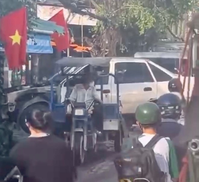 Tài xế xe ba gác chở ôtô cũ, gây ùn tắc giao thông ở TPHCM, bị phạt 10 triệu đồng