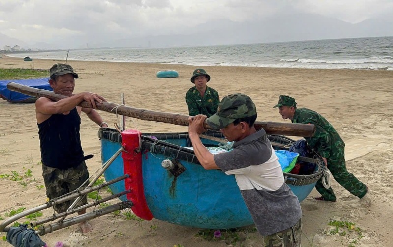 Lực lượng biên phòng Đà Nẵng giúp dân di dời tàu thuyền đến nơi tránh trú bão số 5. Ảnh: Hồng Anh
