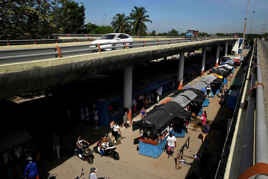 Người dân đi bộ ở một khu chợ công cộng ở Havana, Cuba, ngày 22/7. Ảnh: REUTERS cuba-khu-vuc-tu-nhan-lan-dau-vuot-nha-nuoc-ve-ban-le-2.jpg