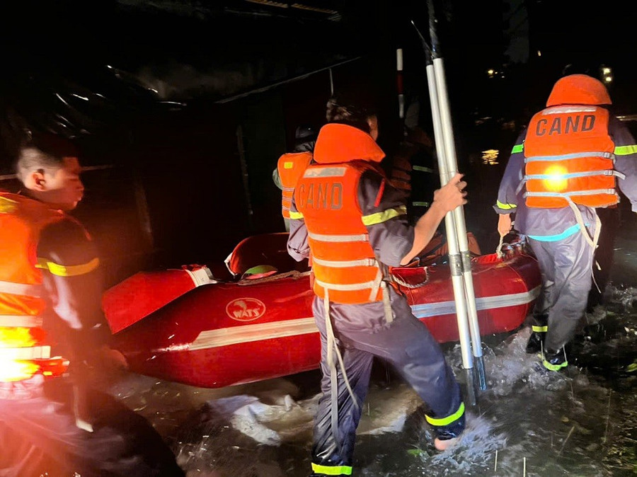 Mưa lớn trong nhiều giờ cũng khiến một số khu vực thuộc phường Trường Vinh ngập nặng, khiến người dân bị mắc kẹt trong nhà. images2035303-gen-h-2.jpg